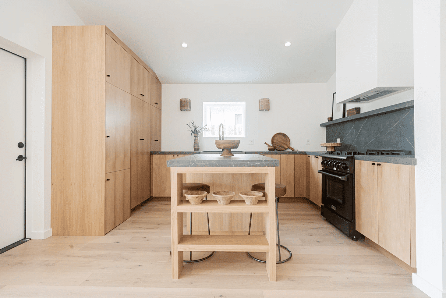 带木橱柜和板岩灰色大理石台面的厨房