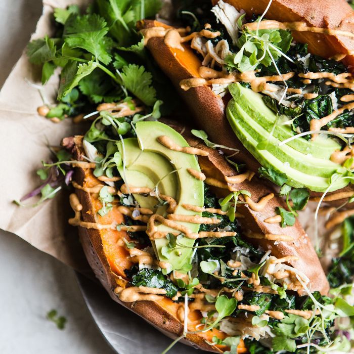 红薯配上绿色蔬菜和鳄梨片