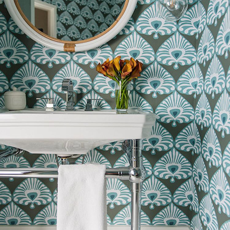 浴室内衬有大胆的绿松石壁纸