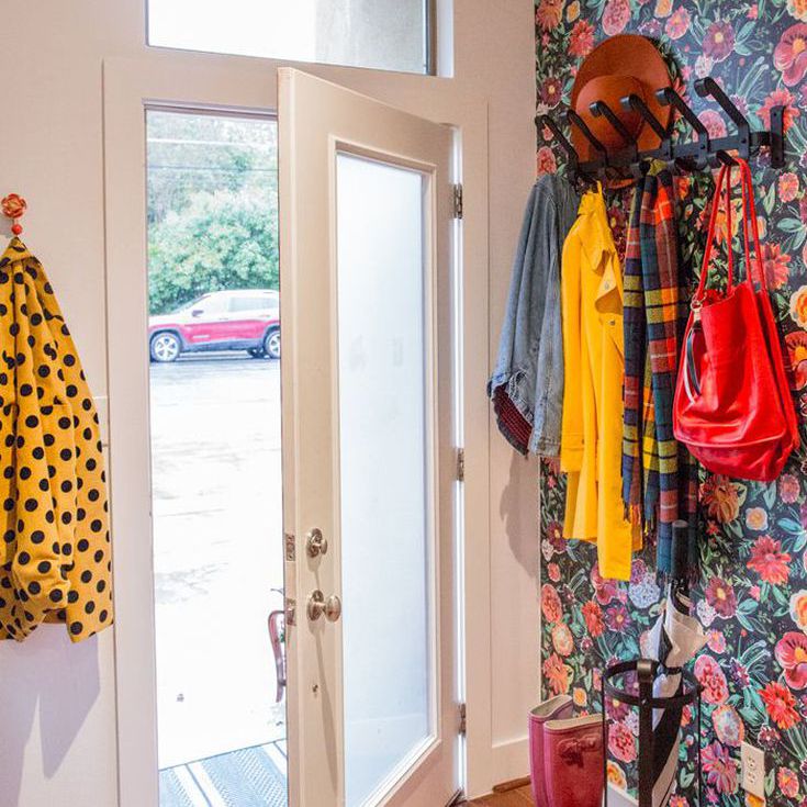 铺着碎花墙纸的入口