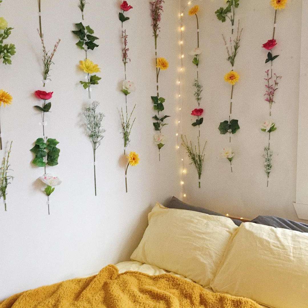 宿舍房间与人造花钉在墙上。
