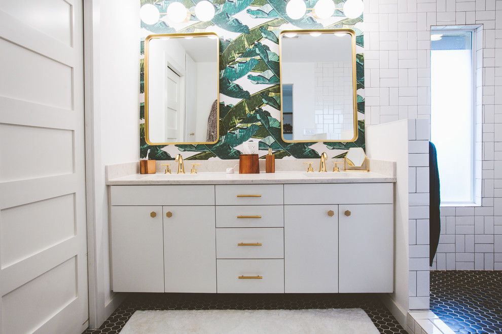 浴室里有图案的墙纸。