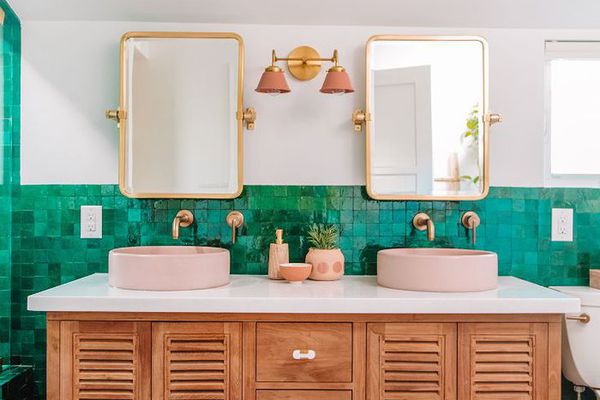 绿色和白色的浴室