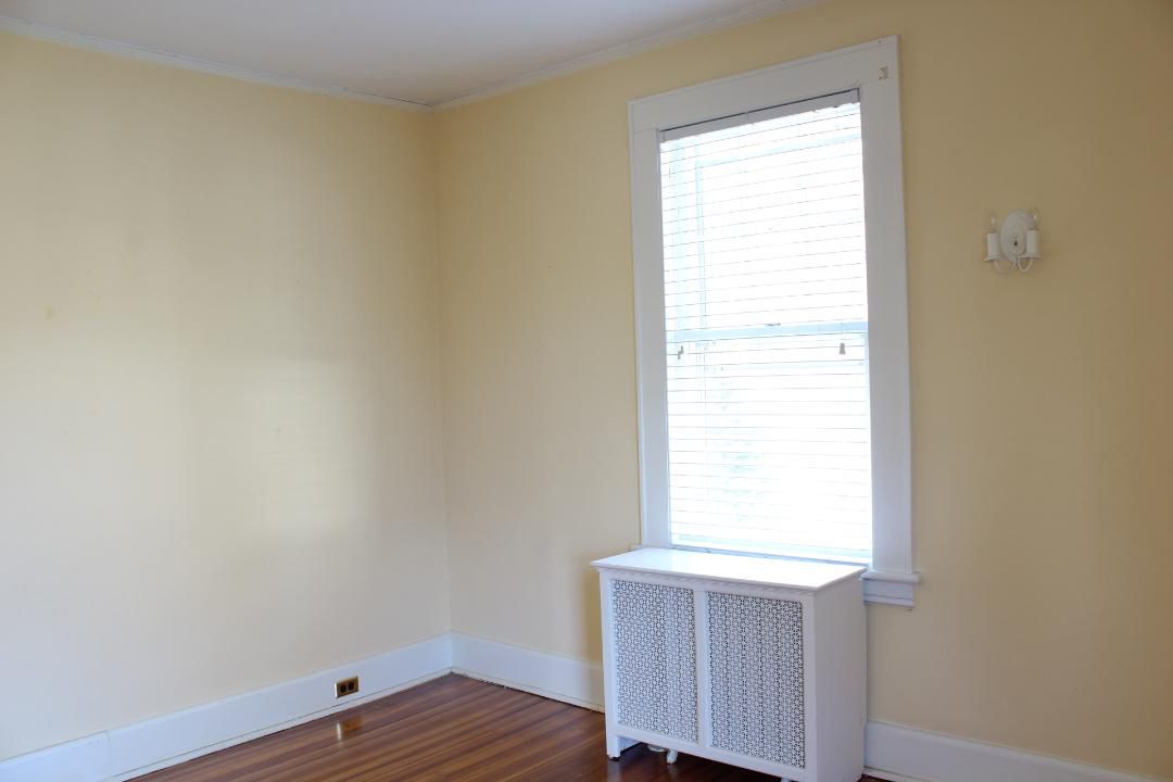 一个空的儿童卧室涂了黄色。