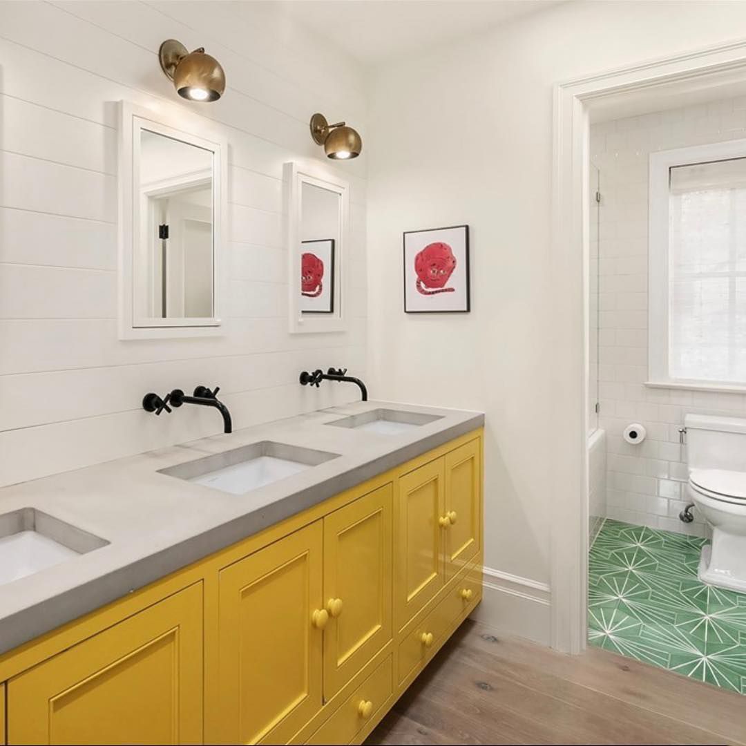 黄色和绿色浴室