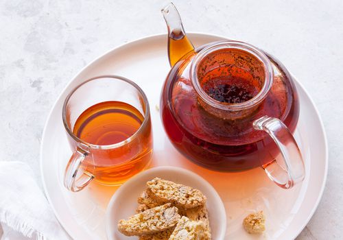 茶在一个圆形托盘壶和杯