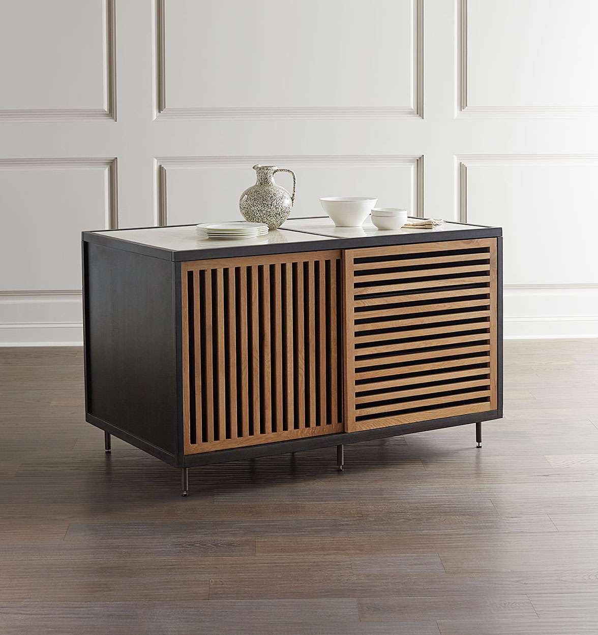 便携式厨房岛上衬有谨慎的货架