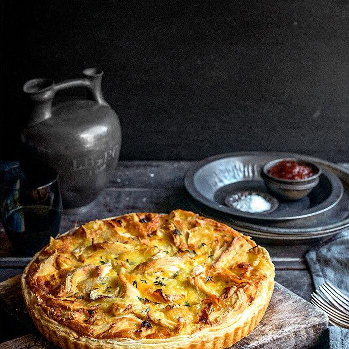 鸡肉，马铃薯，布里和百里香挞洋葱果酱