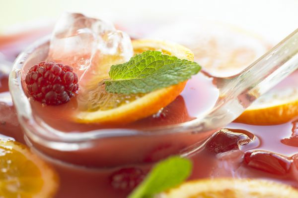 勺子用新鲜水果装饰