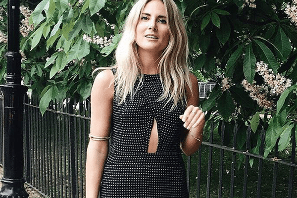 独自走在公园的妇女