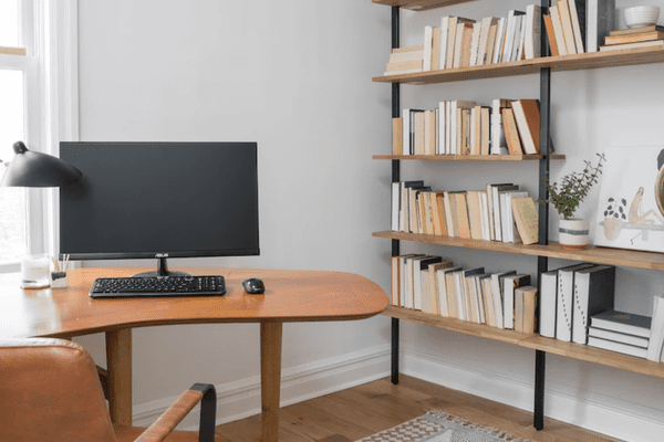 有大书架的家庭办公室。