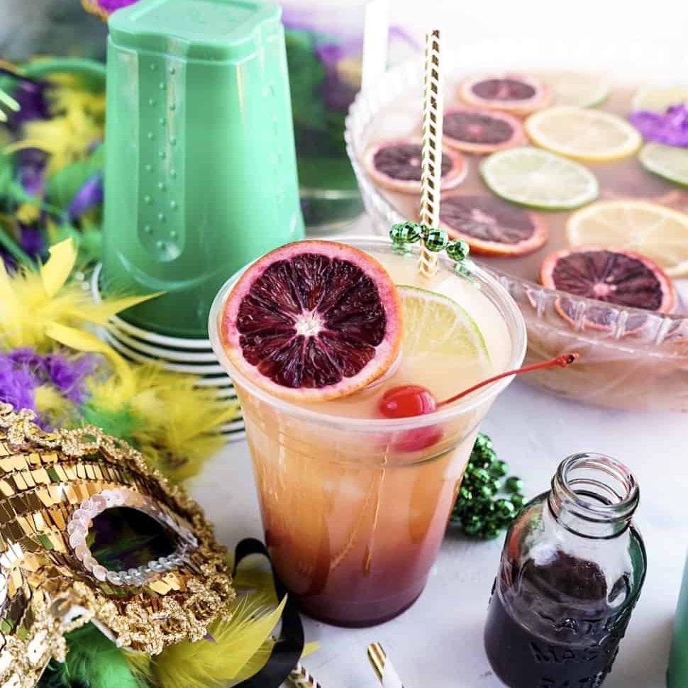 鸡尾酒在塑料杯中包围狂欢节为主题的装饰。