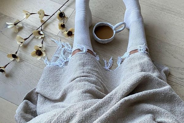 舒适射击妇女妇女用茶，毯子和长毛绒袜子。