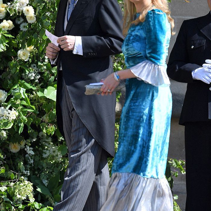 梅根和哈里的皇室婚礼嘉宾的服装:萨拉·帕克·鲍尔斯穿着吸血鬼妻子的蓝色天鹅绒连衣裙