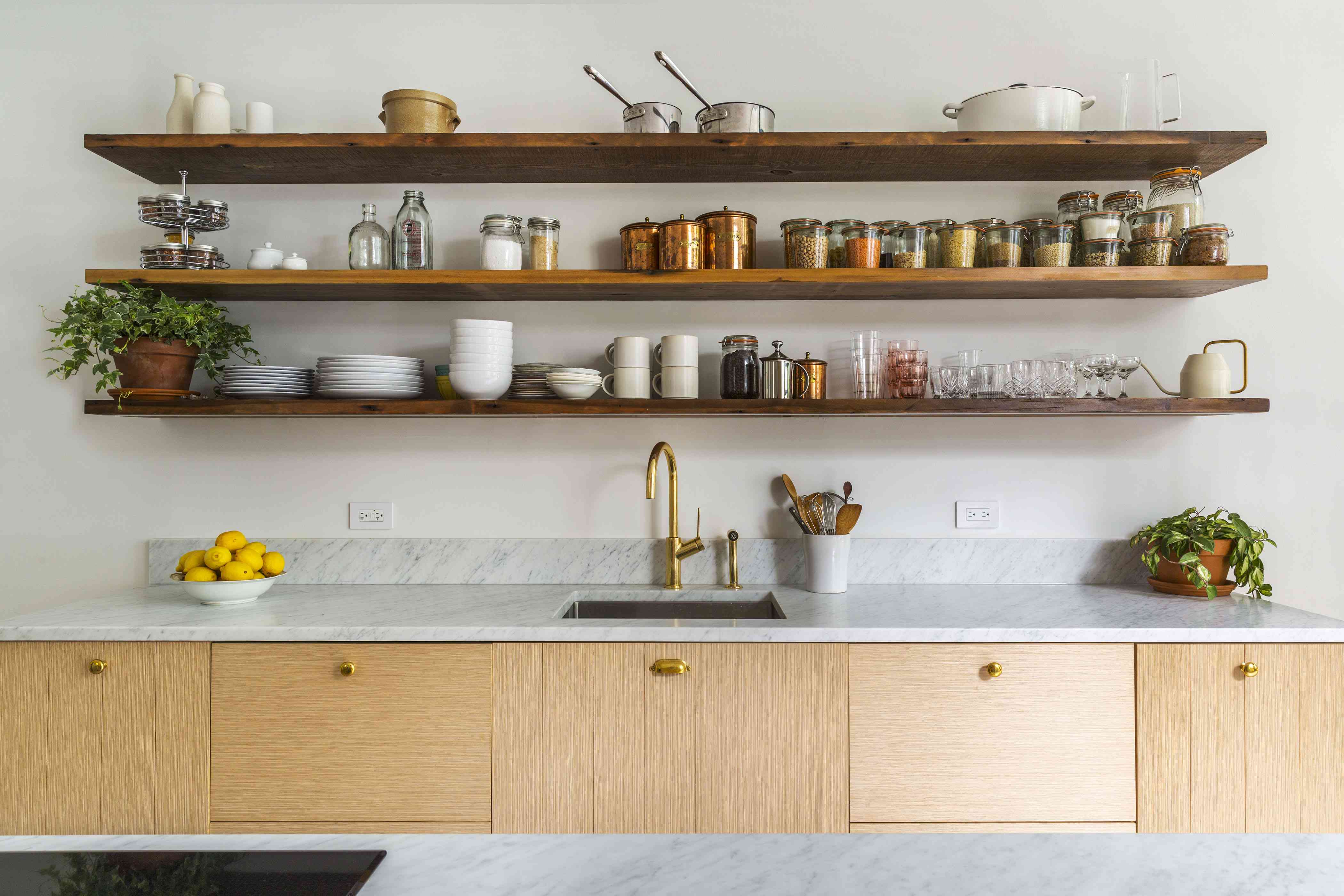 厨房配有大开架单位。