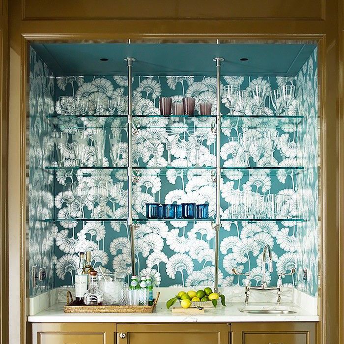 酒柜里贴着蓝绿色和银色的日本花卉壁纸