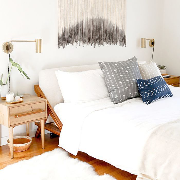 相思木床架采用人字形图案口音的枕头和本世纪中叶，现代的一面梳妆台