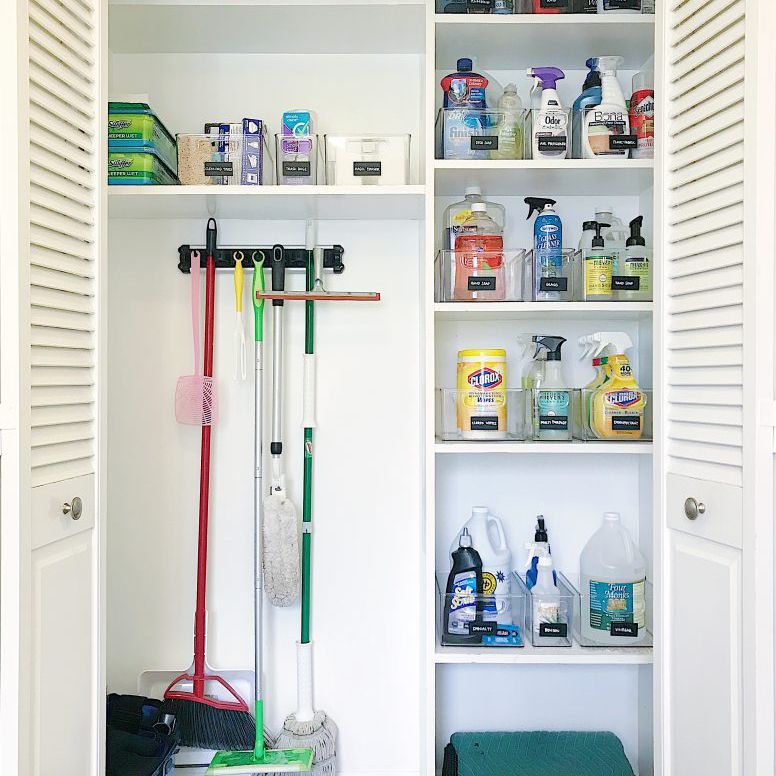 带清洁用品的大厅壁橱