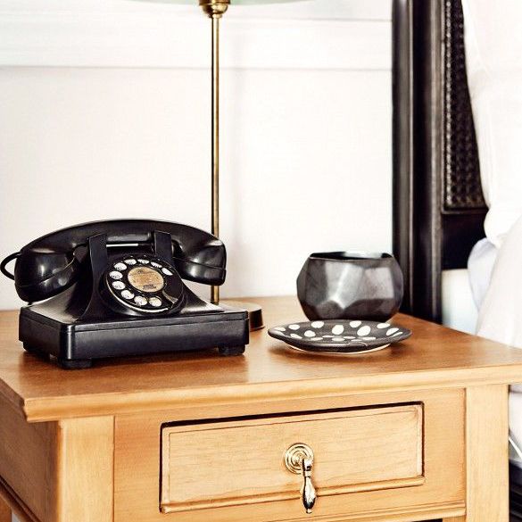 杰西卡·阿尔芭的客房床头柜