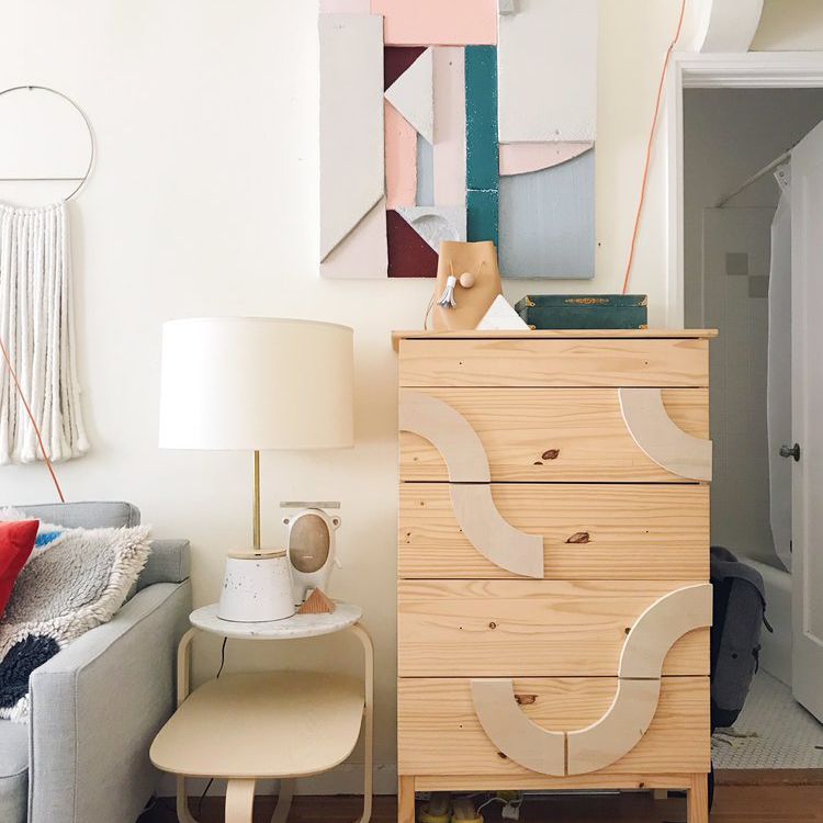 客厅抽象的墙壁艺术。