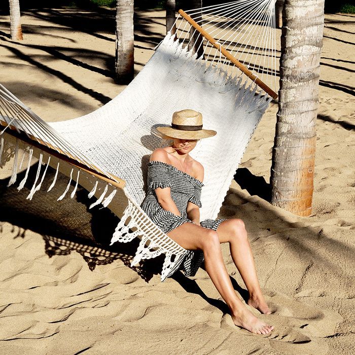 一个女人坐在吊床