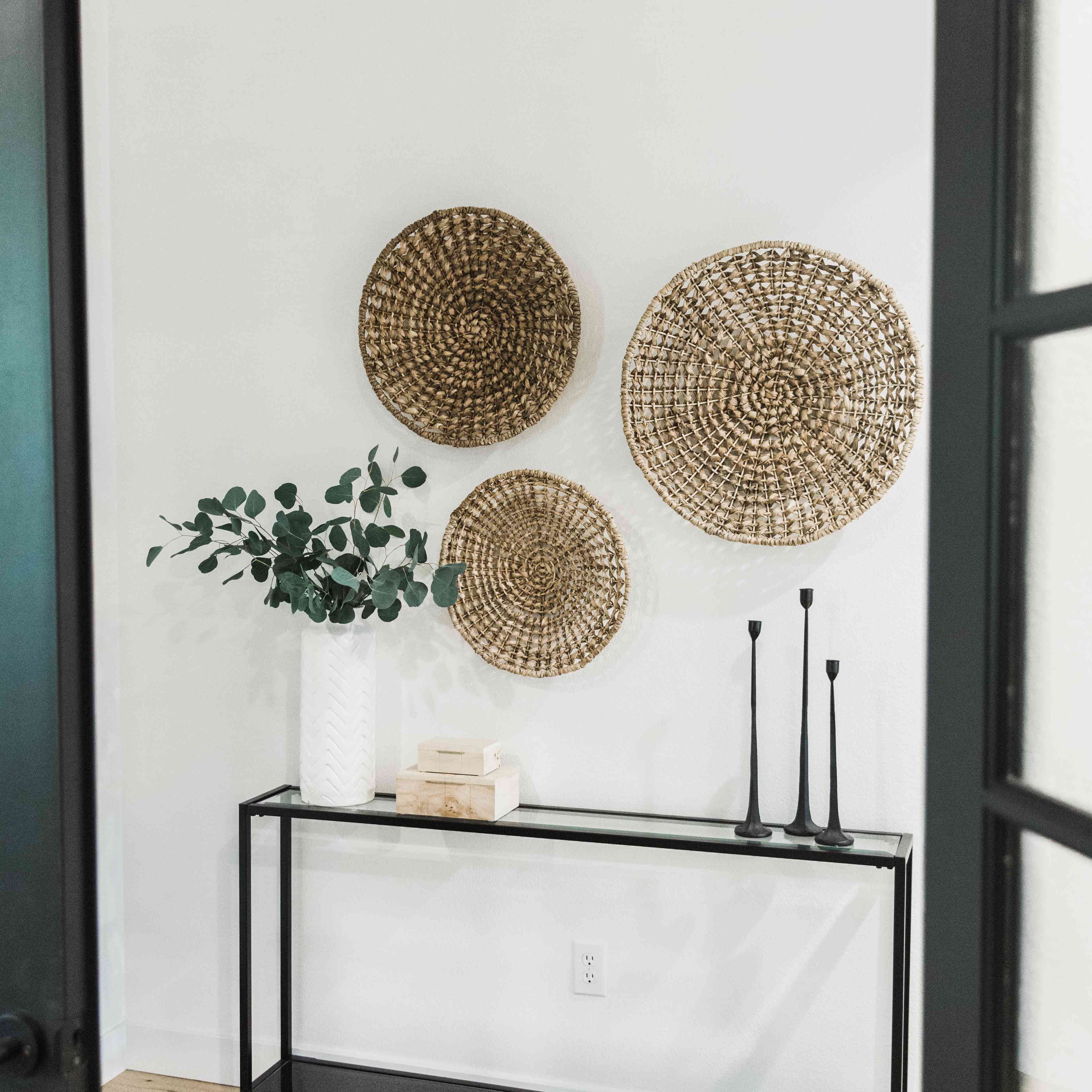 有编织的篮子和黑桌的入口道。