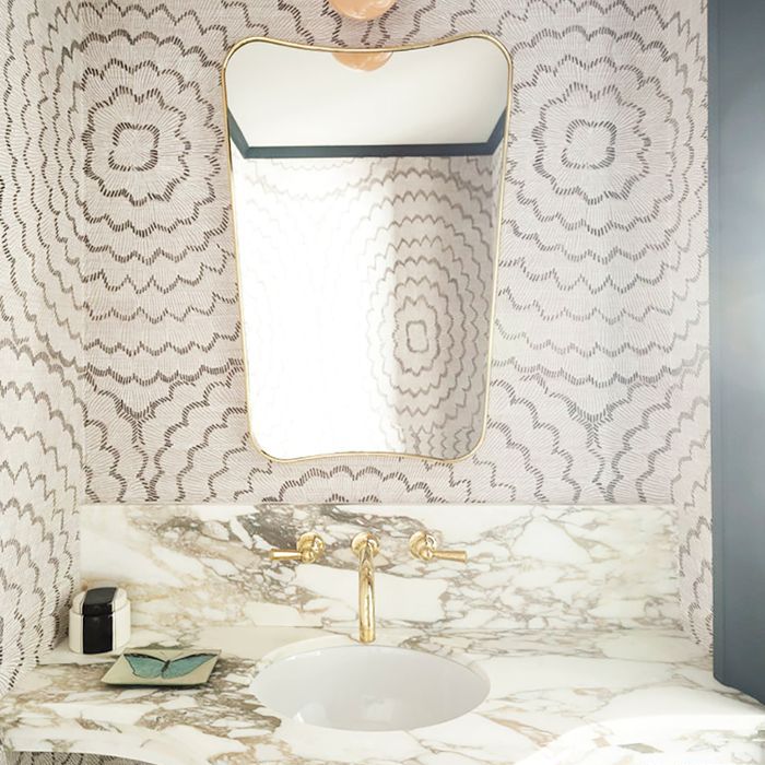 浴室里的墙纸有曲线