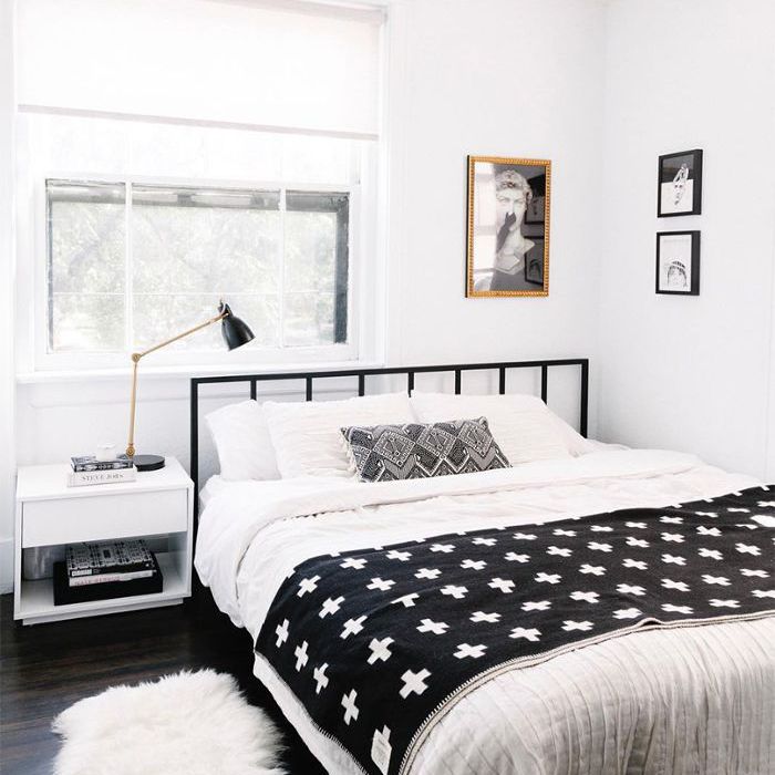 一间黑白相间的卧室
