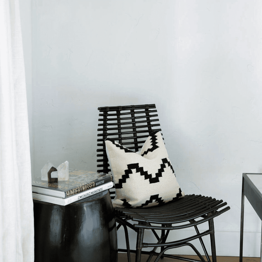 一个拐角装有黑色口音椅子和黑色侧桌