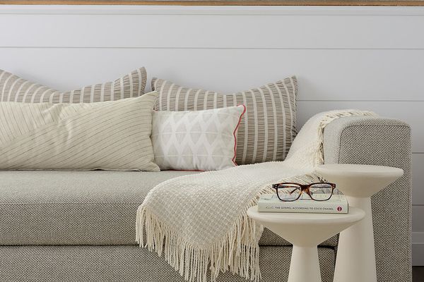 柔软的中性沙发和上面放着玻璃杯的小桌子。