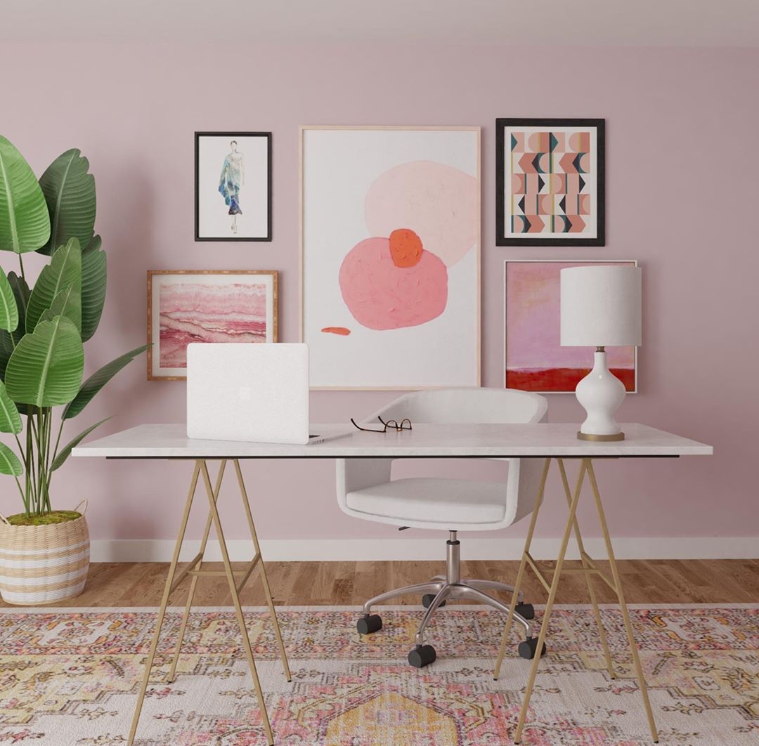 粉红色家庭办公走廊的墙上