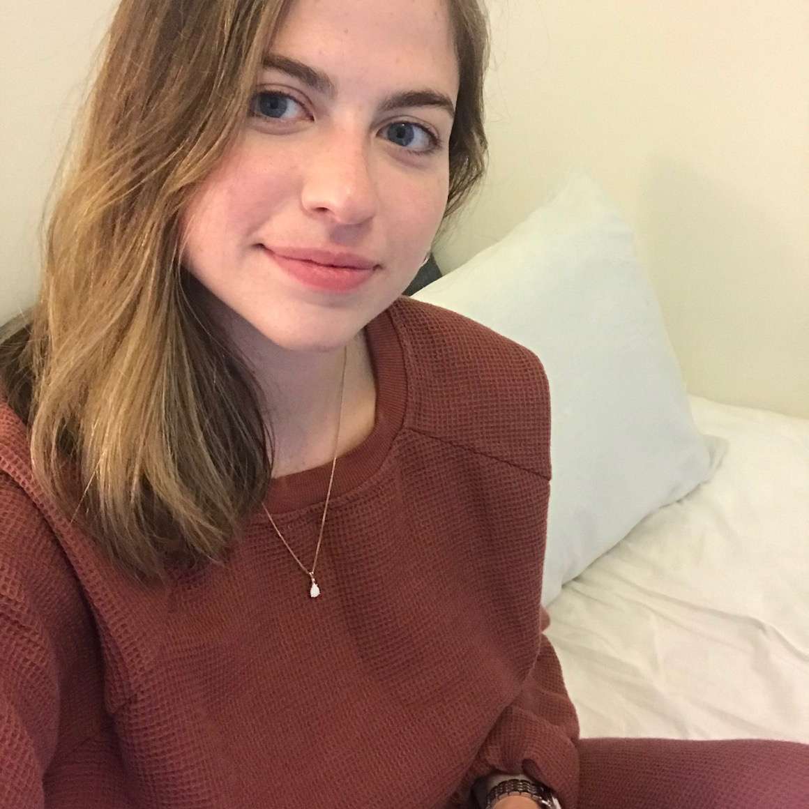 降落伞休息室集回顾 - 卡罗琳在休息室集的铁锈色