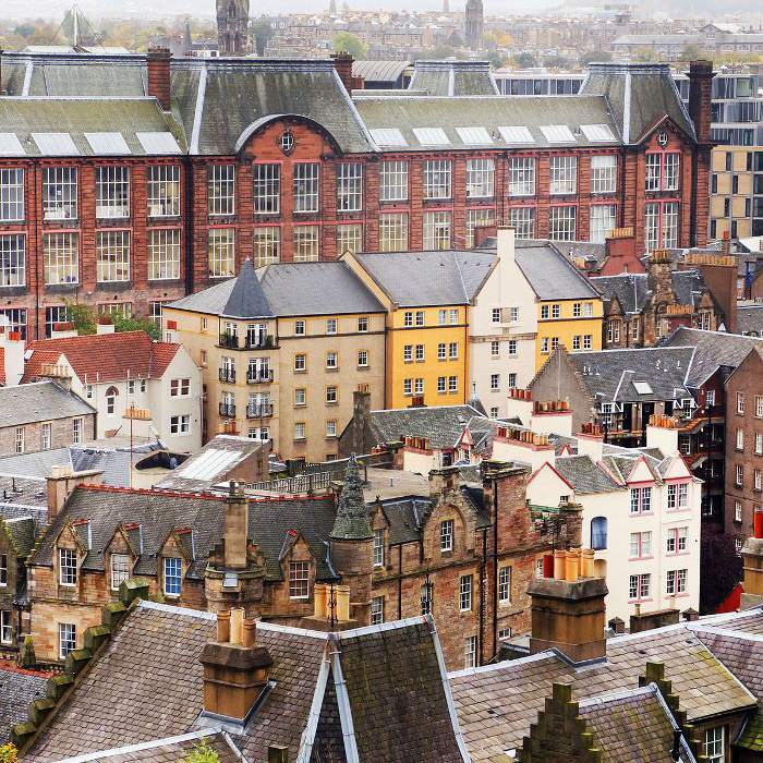 在苏格兰楼顶的景致。“class=