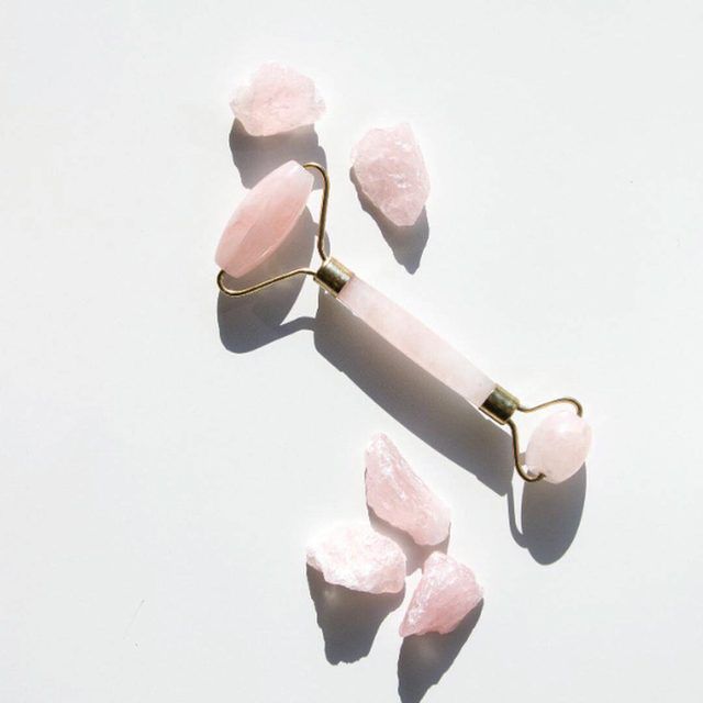 玫瑰-石英面辊旁边的原始块玫瑰石英。