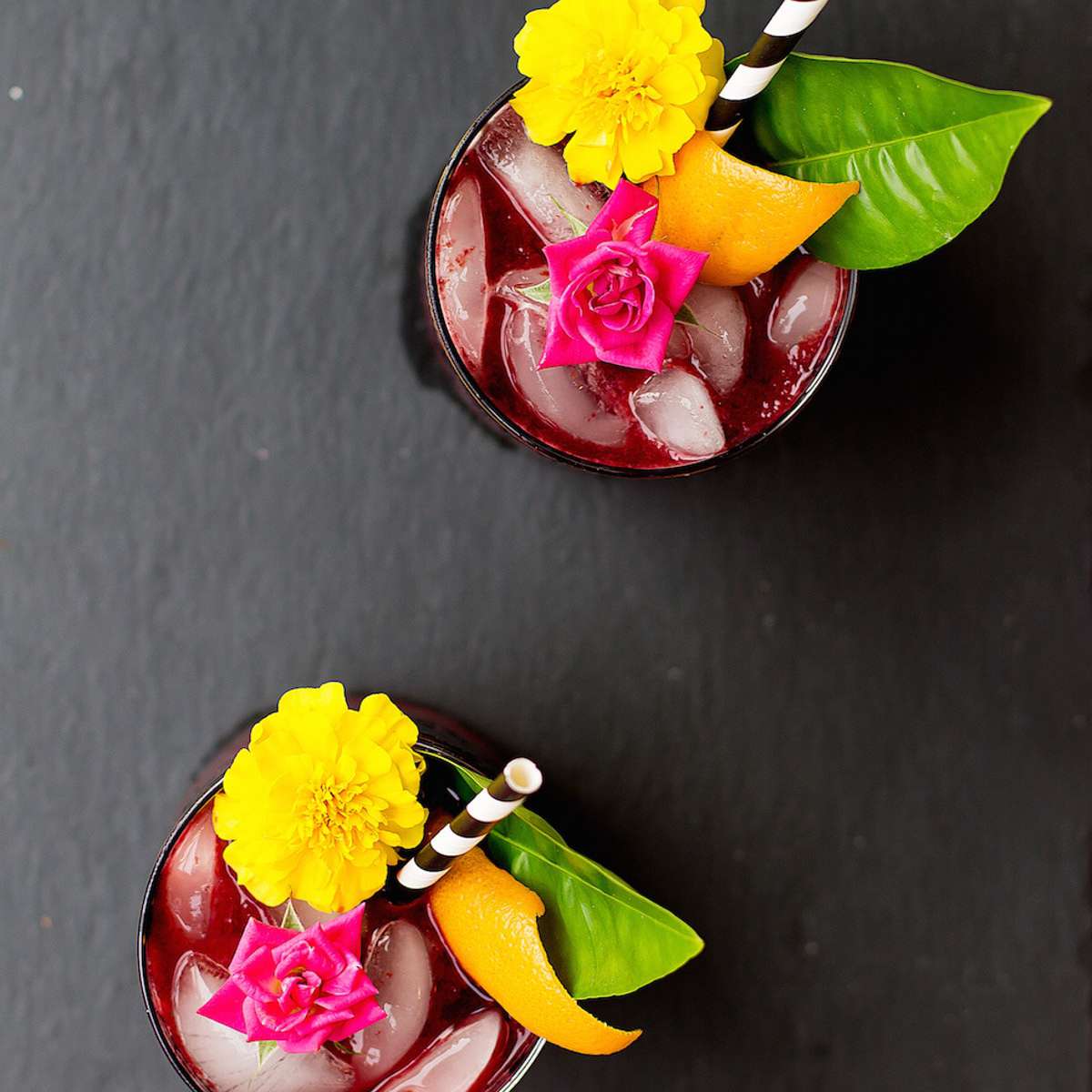 鸡尾酒，食用花卉点缀。
