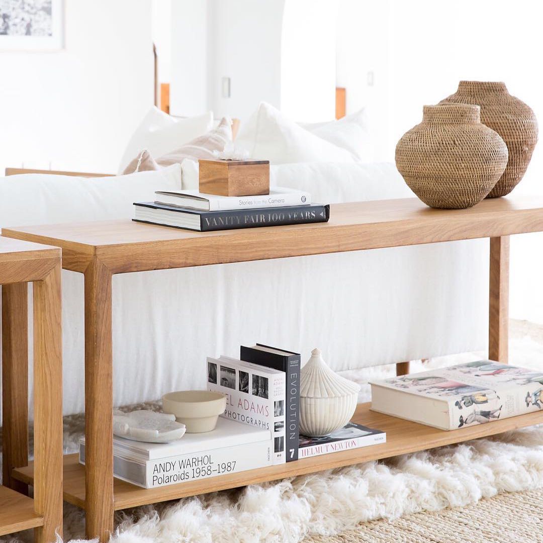 桌子装满了咖啡桌书。