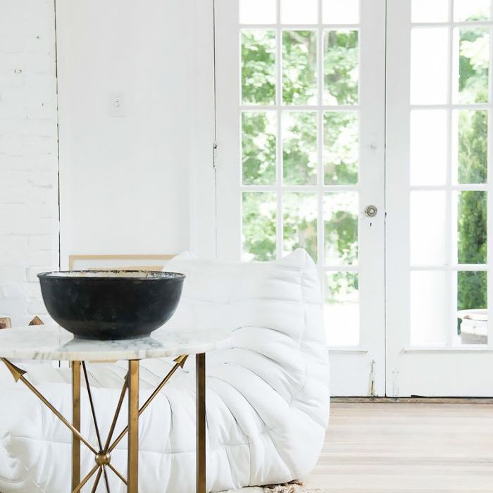 白色的客厅家具。