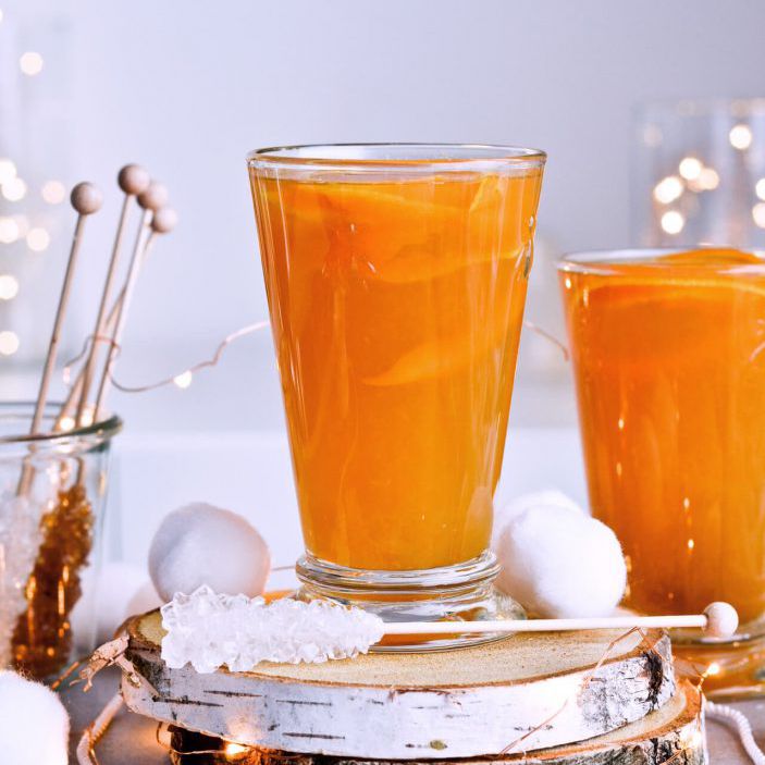 鸡尾酒周围有灯光和冰糖棒。