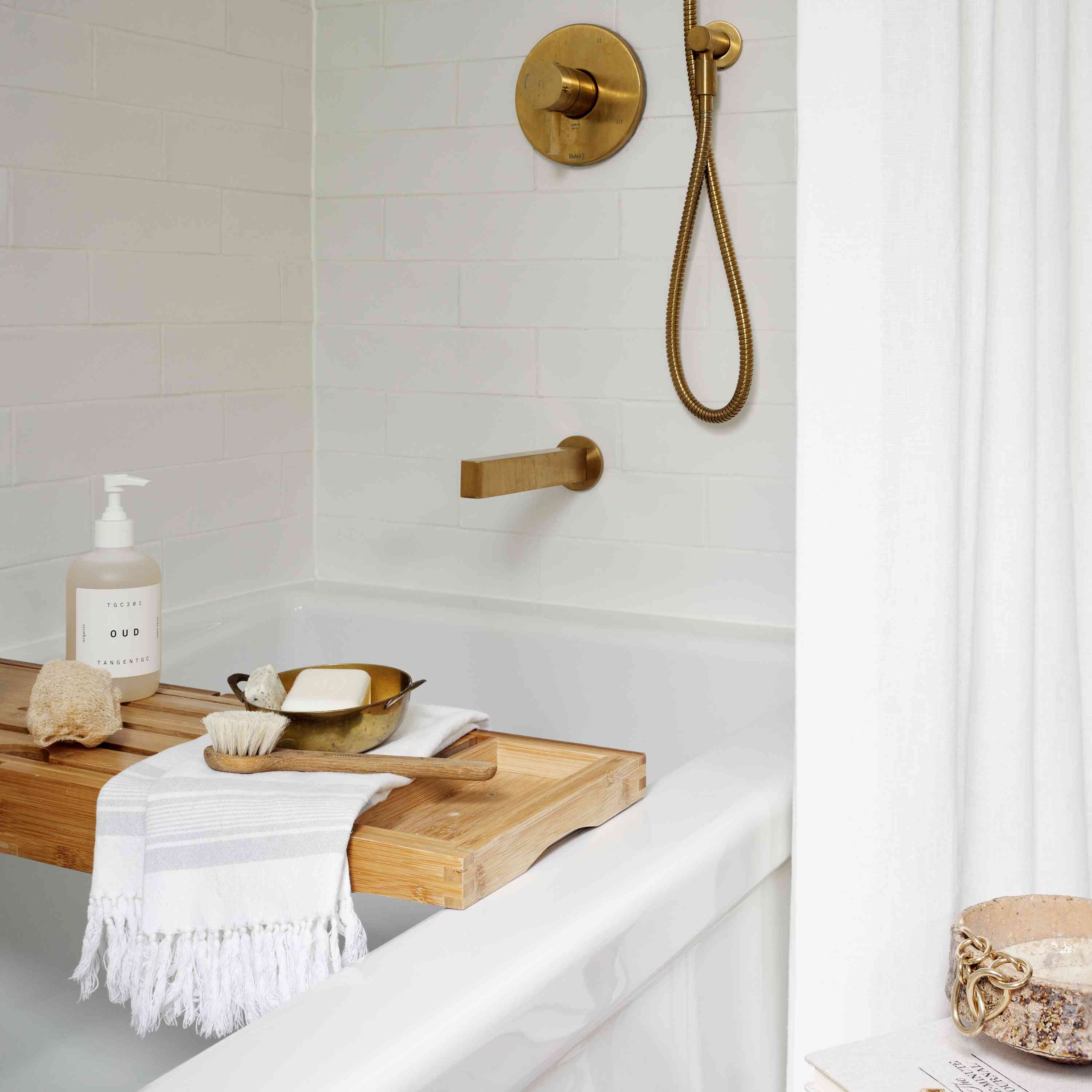 豪华浴缸木制托盘。