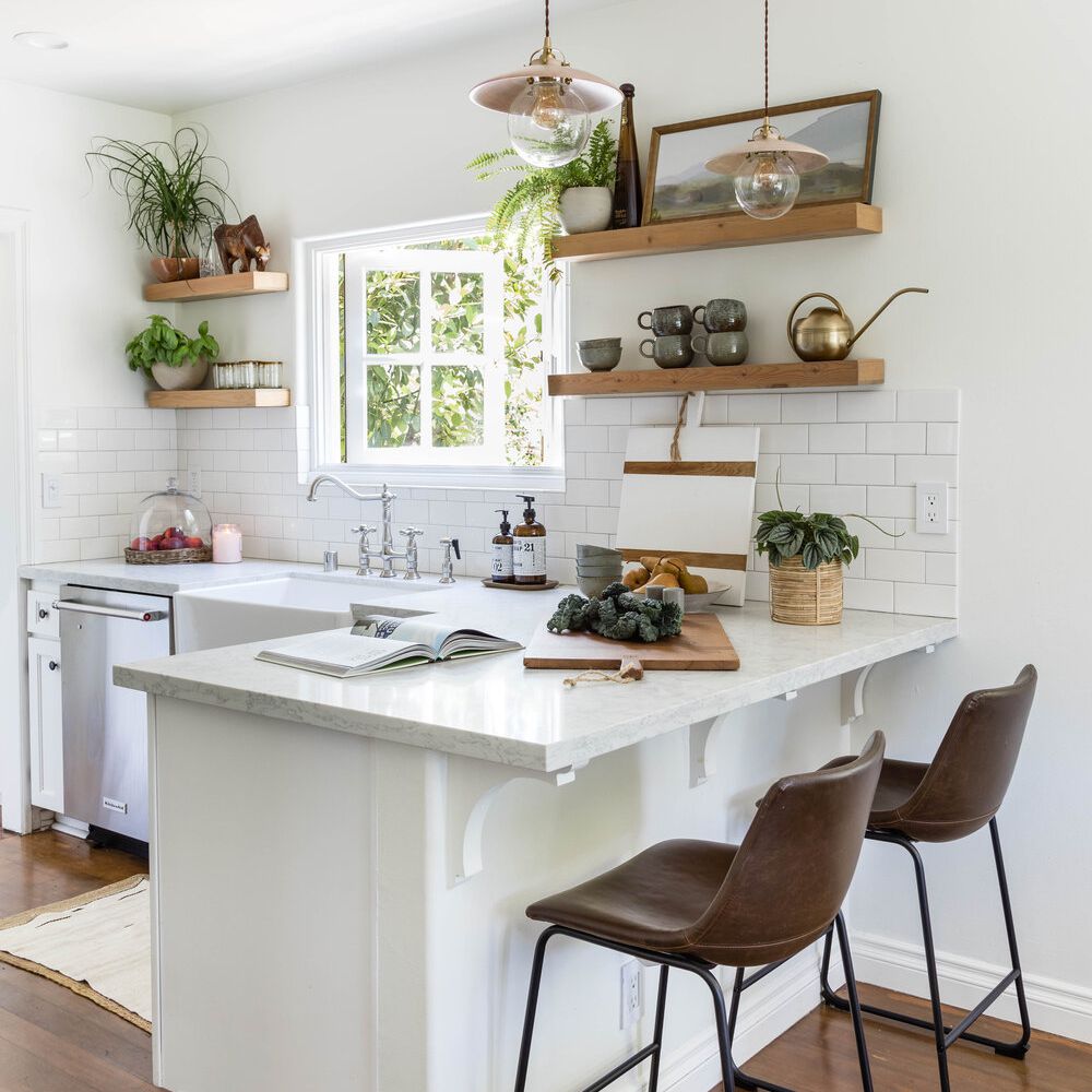 一个小厨房酒吧塞进一个小厨房角落里