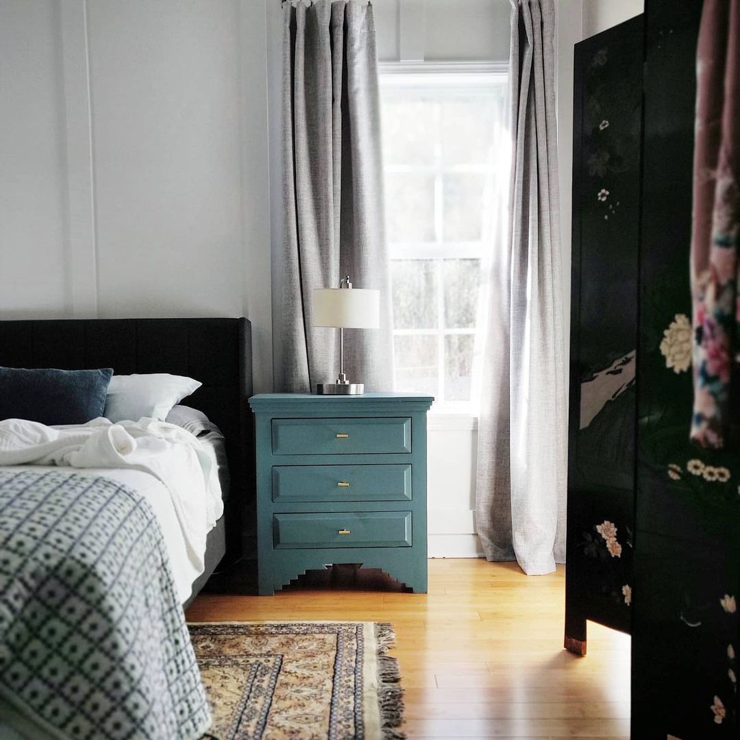 在传统卧室的被绘的小叶子梳妆台。