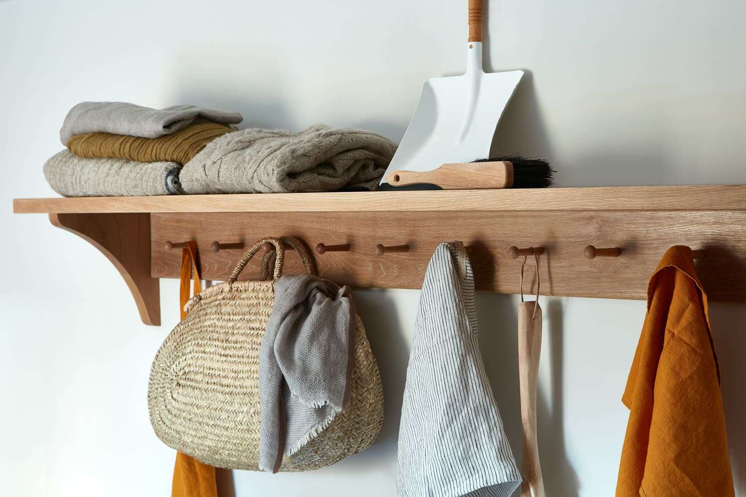 木制的架子上挂着外套和毛衣。