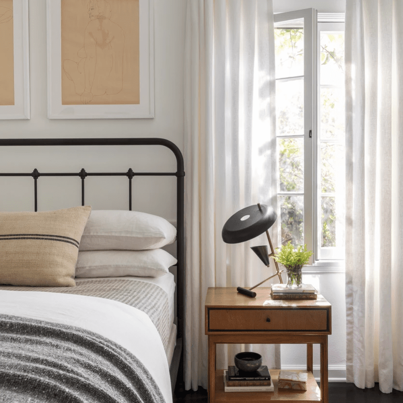 卧室里有一盏醒目的几何台灯