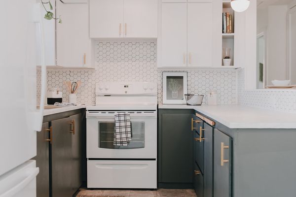 现代厨房与白色橱柜，六角形瓷砖后挡板