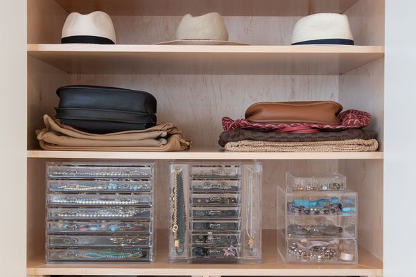 存放配件的衣柜