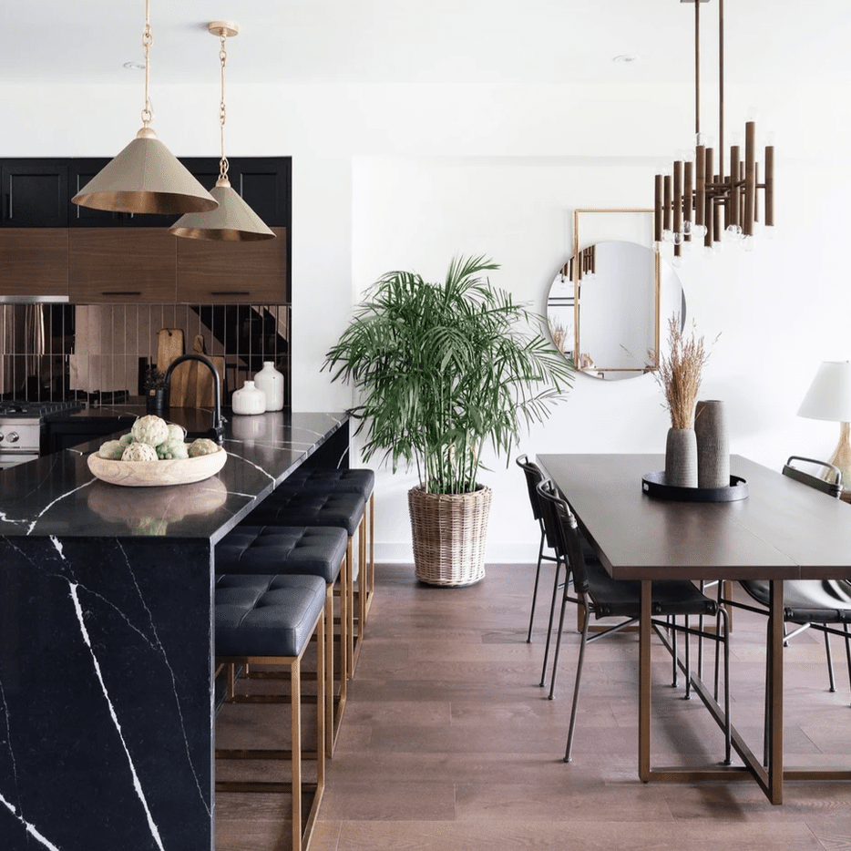 带有闪亮的青铜背板瓷砖的厨房