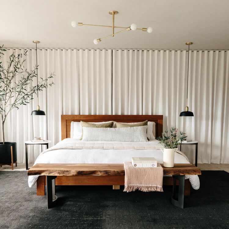 别致的中性卧室，墙壁到墙壁的窗帘。