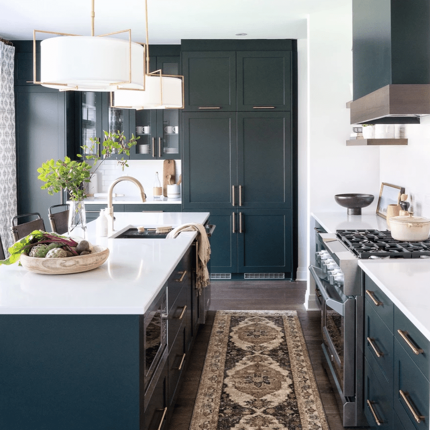 厨房衬有蓝绿色橱柜