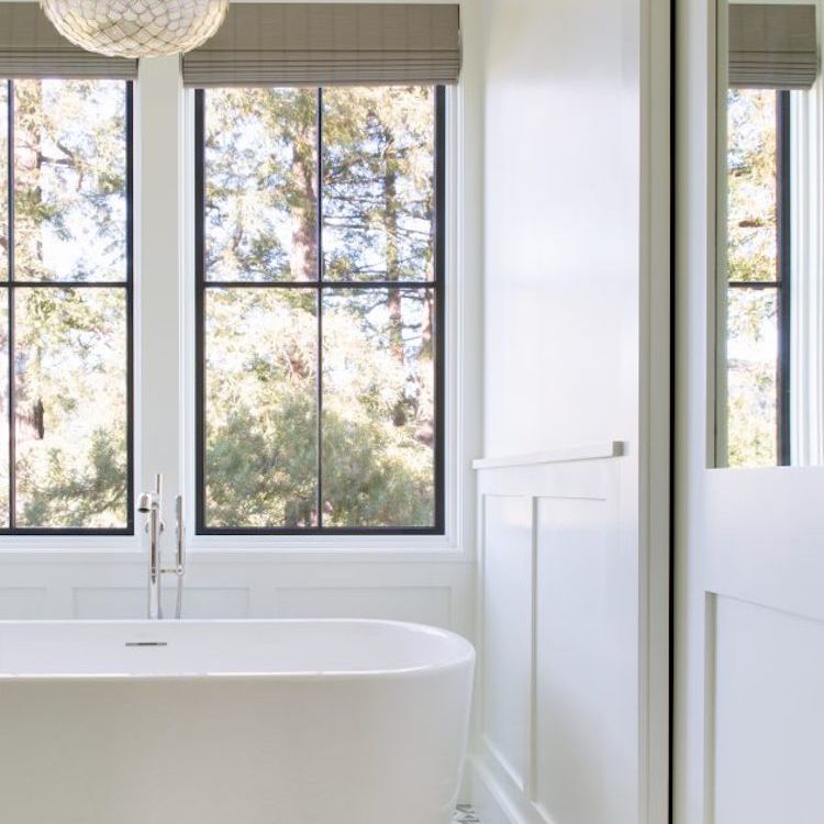 戴着几何灰色和白色瓷砖地板的主浴室