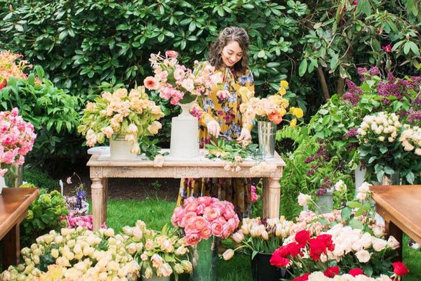 基亚娜安德伍德有很多vases.of花